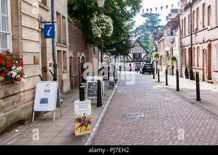 Guardando verso il Thomas Oken sale da tè, Warwick una città sul fiume Avon, in Inghilterra il West Midlands Foto Stock