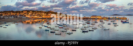 St Mary's all'alba; Isole Scilly; Regno Unito Foto Stock