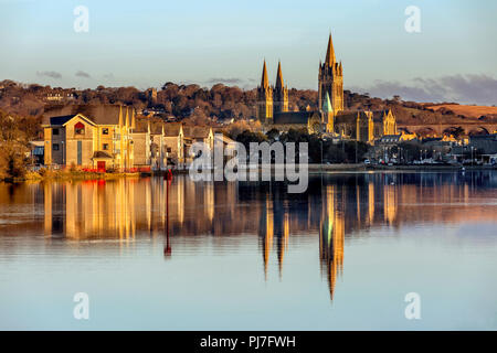 Truro Cathedral; la riflessione in Truro fiume; Cornovaglia; Regno Unito Foto Stock