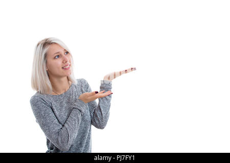 Bellissima ragazza con le sue mani mostrando qualcosa di immaginario isolati su sfondo bianco Foto Stock