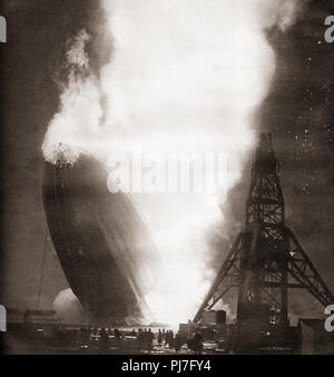 Il disastro Hindenburg, 6 maggio 1937. Il passeggero tedesco dirigibile LZ 129 Hindenburg preso fuoco e fu distrutta mentre tenta di dock con il suo montante di ormeggio presso la Naval Air Station Lakehurst, Manchester Township, New Jersey, Stati Uniti d'America. Da questi straordinari anni, pubblicato in 1938. Foto Stock