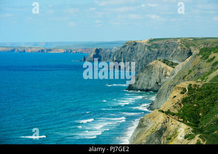 Scogliere a Costa Vicentina, la più selvaggia costa atlantica in Europa. Algarve Portogallo Foto Stock