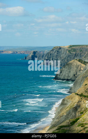 Scogliere a Costa Vicentina, la più selvaggia costa atlantica in Europa. Algarve Portogallo Foto Stock