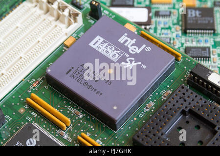 Un processore Intel i486 Sx (80486SX) processore (CPU) dal 1989 nel socket della scheda madre. Caklov, Slovacchia. 2018/7/28. Foto Stock