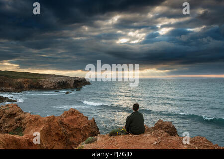 Carrapateira scogliere sull'Oceano Atlantico. Parque Natural do Sudoeste Alentejano e Costa Vicentina, la più selvaggia costa atlantica in Europa. Algarve, P Foto Stock