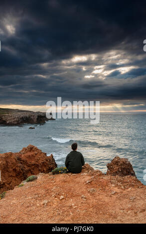 Carrapateira scogliere sull'Oceano Atlantico. Parque Natural do Sudoeste Alentejano e Costa Vicentina, la più selvaggia costa atlantica in Europa. Algarve, P Foto Stock