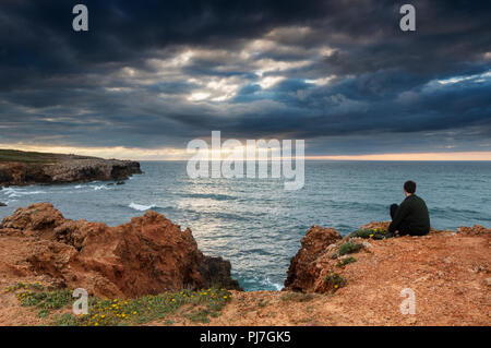 Carrapateira scogliere sull'Oceano Atlantico. Parque Natural do Sudoeste Alentejano e Costa Vicentina, la più selvaggia costa atlantica in Europa. Algarve, P Foto Stock