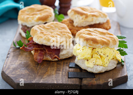 La prima colazione con biscotti soffici uova strapazzate, pancetta, salsiccia e pollo Foto Stock
