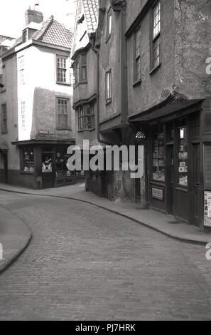 Degli anni Cinquanta, la vista da questa epoca di fasi di Natale, una strada storica nel centro di Bristol, Inghilterra, con ripidi e passaggi inclinati e vecchi edifici risalenti al medioevo. Foto Stock