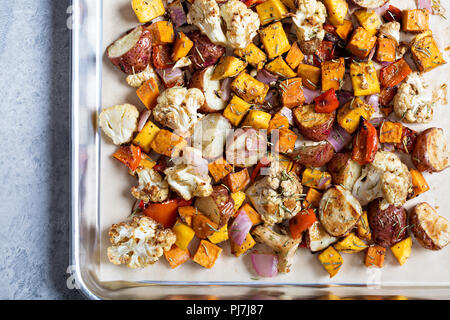 Caduta stagionale di verdure arrosto su un vassoio da forno Foto Stock