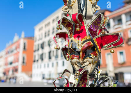 Tradizionali maschere veneziane in vendita a Venezia, Italia Foto Stock