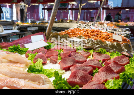 Filetti di tonno e altra carne di pesce al Mercato Ittico di Rialto - Venezia mercato del pesce a Venezia, Italia Foto Stock