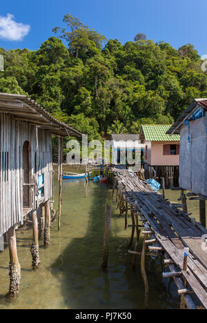 Palafitte in Baan insalata AoYai porta e il villaggio di pescatori di Koh Kood Island, Thailandia Foto Stock