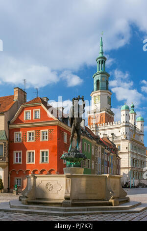 Fontana con la statua di Apollo sulla piazza della città vecchia a Poznan, Polonia Foto Stock