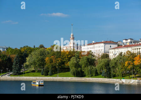 Vista panoramica presso il fiume Svisloch e parco verde nel centro di Minsk, Bielorussia Foto Stock