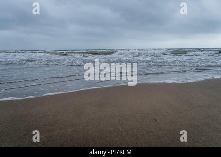 Cielo tempestoso oltre oceano Atlantico costa, Francia Foto Stock