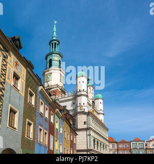 Case colorate e Municipio di Poznan Old Market Square, Polonia. Foto Stock