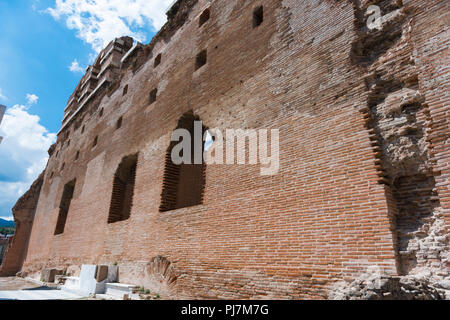 La Basilica rossa, chiamato anche variamente la sala rossa, è un monumentale tempio in rovina nella città antica di Pergamon, ora Bergama, nella Turchia occidentale Foto Stock