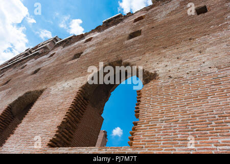 La Basilica rossa, chiamato anche variamente la sala rossa, è un monumentale tempio in rovina nella città antica di Pergamon, ora Bergama, nella Turchia occidentale Foto Stock