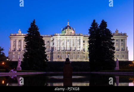 Palacio Real de Madrid desde los jardines de Sabatini. España Foto Stock