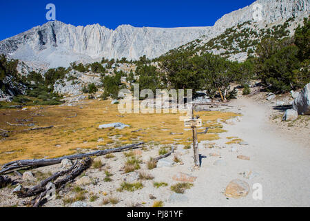 Un segnavia segna la strada per il lago di rubino e Mono passano nella parte orientale della Sierra Nevada della California USA Foto Stock