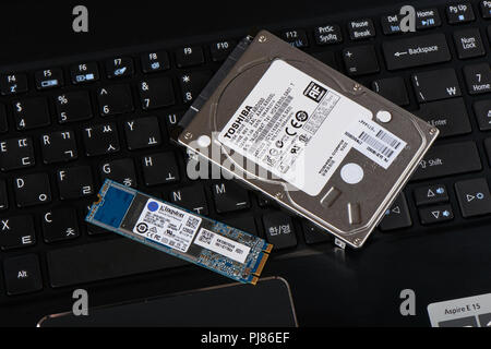 Gimpo-si, Corea - Luglio 10, 2018: 2.5 pollici Hard disk (HDD) e M.2 tipo driver a stato solido (SSD) su una tastiera portatile. Foto Stock