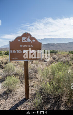 Cartello stradale alla storica Benton hot springs che mostra una popolazione di 13 ed una metà, sull'autostrada 120 in California USA Foto Stock