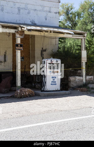 Vecchia Pompa del gas al di fuori di un magazzino generale sull'autostrada 120 in Benton Hot Springs California USA Foto Stock