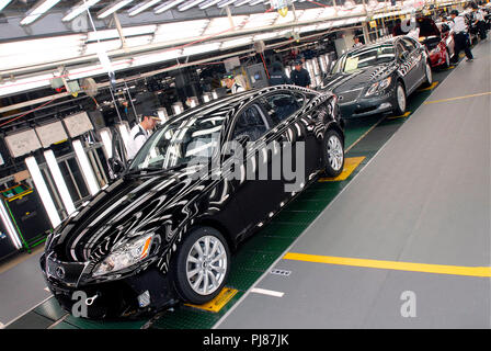 I lavoratori si impegnano le ispezioni finali di Toyota Motor Corp. top di gamma veicoli Lexus Toyota Tahara stabilimento di Toyohashi City, nella prefettura di Aichi Foto Stock