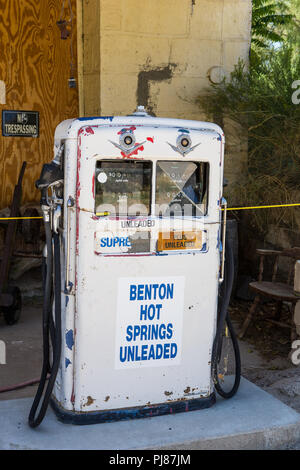 Vecchia Pompa del gas al di fuori di un magazzino generale sull'autostrada 120 in Benton Hot Springs California USA Foto Stock