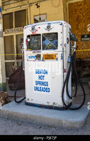 Vecchia Pompa del gas al di fuori di un magazzino generale sull'autostrada 120 in Benton Hot Springs California USA Foto Stock