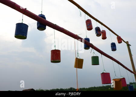 Appendere lattine vuote Foto Stock