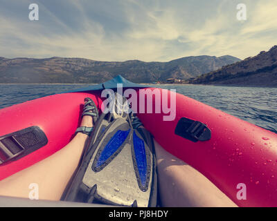 Godendo di estate mentre paddling in canoa gonfiabile in mare. Foto Stock