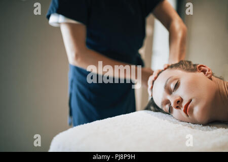 Il ringiovanimento massaggio rilassante dal massaggiatore Foto Stock