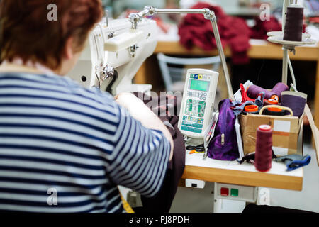 Donna che lavorano nell industria tessile Foto Stock