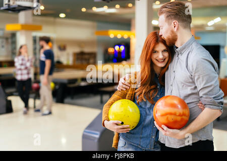 Bella giovane dating e bowling Foto Stock