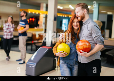 Bella giovane dating e bowling Foto Stock