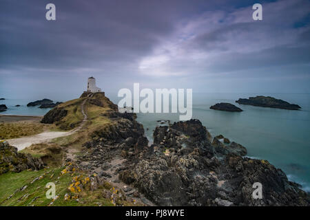 Twr Mawr faro sull isola di Llanddwyn, Anglesey, Galles del Nord Foto Stock