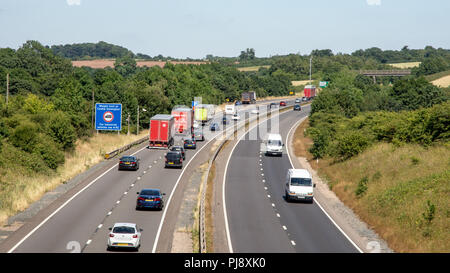 Leicestershire, Regno Unito - 3 Luglio 2018: il traffico tra cui un gran numero di camion scorre sulla A42 superstrada attraverso la campagna Foto Stock