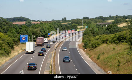 Leicestershire, Regno Unito - 3 Luglio 2018: il traffico tra cui un gran numero di camion scorre sulla A42 superstrada attraverso la campagna Foto Stock