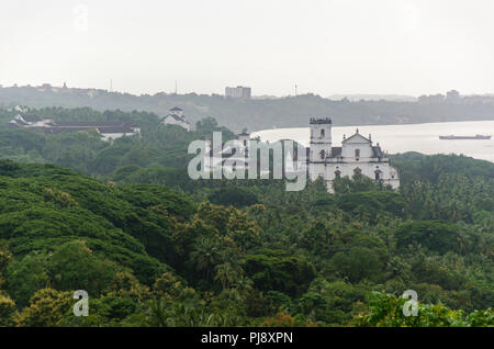 Se Cathedral e Chiesa di San Francesco di Assisi nel verde paesaggio accanto al Fiume Mandovi come visto dalla chiesa di Nostra Signora del Monte, Goa, India Foto Stock