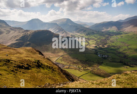 Il Newlands a ferro di cavallo di montagna sorge da campi agricoli in Newlands Valley in Inghilterra del Lake District. Foto Stock