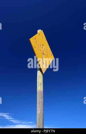 Un segnale di informazione a informazioni su un segno sulla spiaggia, indicando un cavo telefonico punto a Aldeburgh, Suffolk, Regno Unito Foto Stock