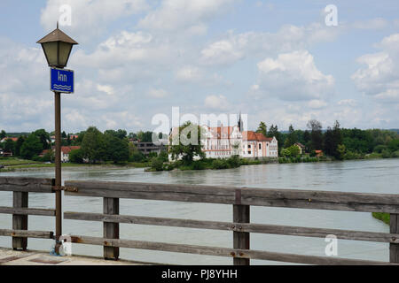 Inn bei Schärding, mit Blick auf SCHLOSS NEUHAUS, gesehen von der Alten Brücke, Innviertel, Oberösterreich Foto Stock