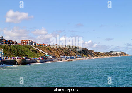 Una vista delle scogliere a ovest e il lungomare dal molo sulla Costa North Norfolk a Cromer, Norfolk, Inghilterra, Regno Unito, Europa. Foto Stock