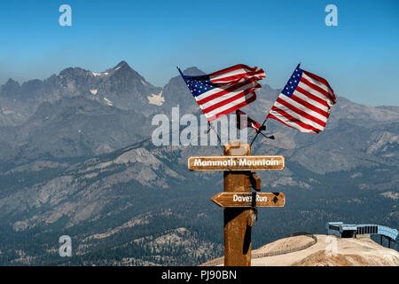 Bandierine americane su un post al vertice di Mammoth Mountain in California. Foto Stock