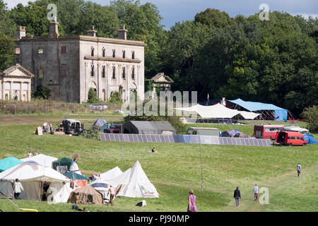 Chepstow, Galles - 15 ago: una banca del pannello solare energia il palco principale situato prima Piercefield House su 15 Ago 2015 al Green Gathering Festival Foto Stock