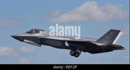 US Air Force Lockheed Martin F-35A Lightning II aereo da caccia stealth decolla al Royal International Air Tattoo, RIAT, RAF Fairford Airshow Foto Stock