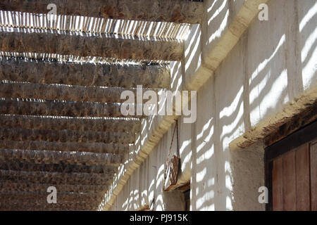 Heritage,Arabo, vecchio,Vintage ,Casa Vecchia, arabo casa,tetto, tetto in legno, muro,porta,Casa,Vecchia casa,Casa rotto,muro rotto,tavole di legno,luce solare Foto Stock
