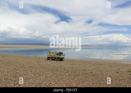 Il Khyargas Nuur, un lago di acqua salata nel quartiere Khyargas, Mongolia. Overlander campertruck parcheggiata accanto ad esso Foto Stock